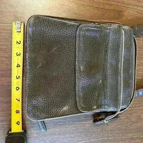 Relic Brown Cross Body Purse. Lots of Pockets. Adjustable Strap. - Picture 6 of 9